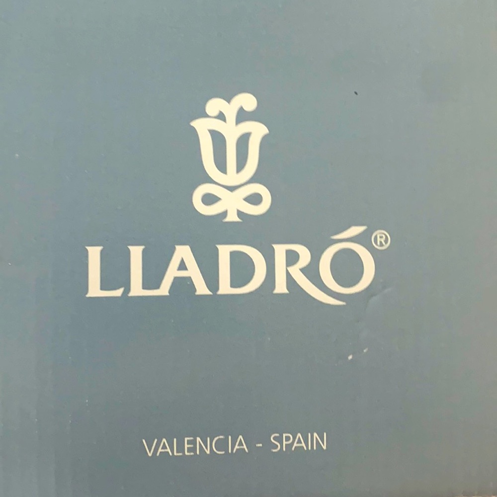 Lladró: Refreshing Pause Butterfly Figure